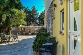 OTOK PAG, NOVALJA - samostojeća kuća s pet apartmanskih jedinica, Novalja, House