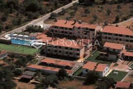 Peroj, hotel s 54 sobe i 5 apartmana, 1,2 km od plaže, pogled na Brijunsko otočje, Vodnjan, Commercial property