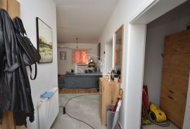 Vodice - Samostojeća prizemnica sa garažom i prekrasnom okućnicom, Vodice, Haus