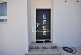 Vodice - Samostojeća prizemnica sa garažom i prekrasnom okućnicom, Vodice, Haus