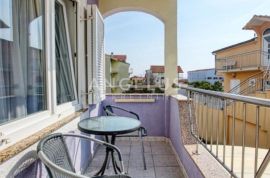 Vodice - kuća sa stanom i 6 apartmana, garaža i dvorište, vrtna kućica, Vodice, Ev