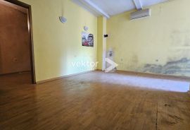 Sušak, stan s velikom terasom, za adaptaciju, Rijeka, Flat