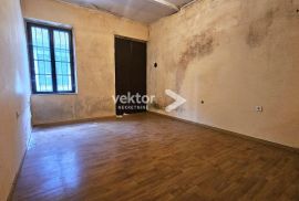 Centar, stan s velikom terasom, za adaptaciju, Rijeka, Apartamento