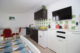 Crikvenica - etaža sa tri apartmana u centru grada, Crikvenica, Appartement