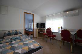 Crikvenica - etaža sa tri apartmana u centru grada, Crikvenica, Apartamento