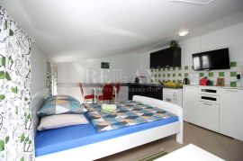 Crikvenica - etaža sa tri apartmana u centru grada, Crikvenica, Appartement