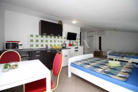 Crikvenica - etaža sa tri apartmana u centru grada, Crikvenica, Appartment