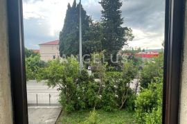 Kaštel Lukšić - kamena kuća, okućnica i građ. zemljište, Kaštela, Casa