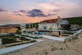 Zadar, Maslenica, lijepa kuća s bazenom i pogledom na more, Jasenice, Casa