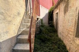 Traditional stone house in the immediate vicinity of the waterfront, Vela Luka, Vela Luka, House