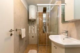 Loborika villa 320m2 dva stana, studio 30m2,bazen,jacuzzi !, Marčana, بيت