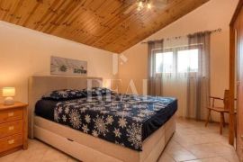 Loborika villa 320m2 dva stana, studio 30m2,bazen,jacuzzi !, Marčana, Haus