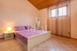 Loborika villa 320m2 dva stana, studio 30m2,bazen,jacuzzi !, Marčana, Maison