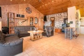 Loborika villa 320m2 dva stana, studio 30m2,bazen,jacuzzi !, Marčana, Famiglia