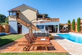 Loborika villa 320m2 dva stana, studio 30m2,bazen,jacuzzi !, Marčana, Haus