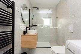 Trogir, novouređen šesterosoban stan dostupan od 01.10.2024, Trogir, Wohnung