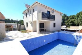 Dvojna kuća sa bazenom na dobroj lokaciji, Medulin,okolica, Istra, Medulin, Casa