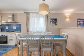 Prostrana villa sa 3 apartmana i bazenom, Poreč, Istra, Poreč, Famiglia