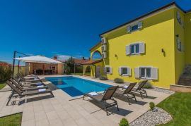 Prostrana villa sa 3 apartmana i bazenom, Poreč, Istra, Poreč, Famiglia