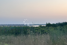 Mulo-građevinski teren udaljen samo 250 m od mora, Vrsi, Land