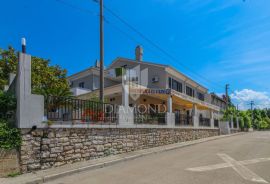 Kuca sa 5 apartmana i restoranom, 400m od mora, Umag, Famiglia