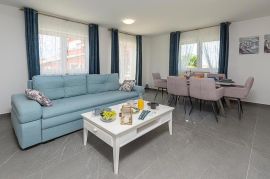Tri renovirana stana na prvoj etaži, Novigrad, Istra, Novigrad, Flat