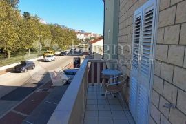 Apartmanska kuća sa dva poslovna prostora, Makarska, Maison