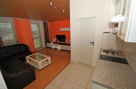 Apartmanska kuća sa dva poslovna prostora, Makarska, Maison