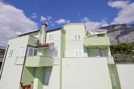 Apartmanska kuća sa dva poslovna prostora, Makarska, Maison