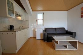 Apartmanska kuća sa dva poslovna prostora, Makarska, Maison