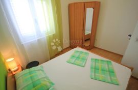 Apartmanska kuća sa dva poslovna prostora, Makarska, Maison