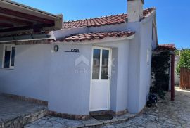 OTOK PAŠMAN, KRAJ - Renovirane prizemnice sa 4 apartmana i pogledom na more, Pašman, House