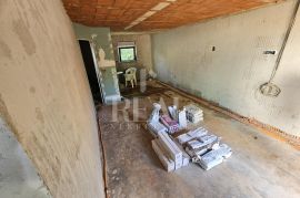 Započreta gradnja sa projektom i gotova manja kuća 60 m2, Krk, House