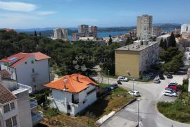 ŠIBENIK- LIJEPA KUĆA S VELIKOM OKUĆNICOM, Šibenik, Haus