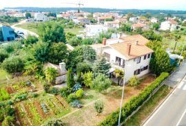 Poreč, jedinstvena prilika, kuća sa tri stana na najtraženijoj lokaciji!, Poreč, Casa