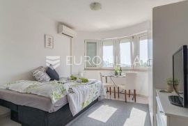 Istra, Pula, garsonijera u centru grada, prvi kat + lift, Pula, Appartement