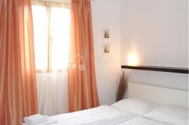 Molat - kuća s velikim stanom i 3 apartmana, Zadar - Okolica, Famiglia