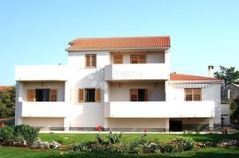 Molat - kuća s velikim stanom i 3 apartmana, Zadar - Okolica, Casa