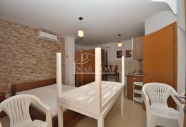 Srima - Kamena kuća sa 6 studio apartmana, Vodice, Casa