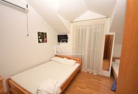 Srima - Kamena kuća sa 6 studio apartmana, Vodice, بيت