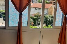 Dvosoban opremljen stan u Crvenoj zgradi kod Slovenske plaže, Budva, Apartamento