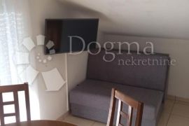 Apartmanska kuća s bazenom, Trogir, Maison