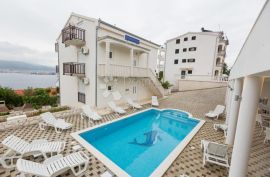 Apartmanska kuća s bazenom, Trogir, Дом