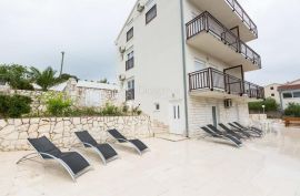 Apartmanska kuća s bazenom, Trogir, Kuća