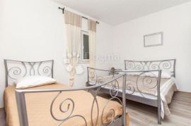 ROGOZNICA- PREDIVNA APARTMANSKA KUĆA 50M OD MORA, Rogoznica, بيت