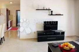 ROGOZNICA- PREDIVNA APARTMANSKA KUĆA 50M OD MORA, Rogoznica, Famiglia