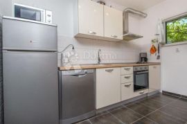 ROGOZNICA- PREDIVNA APARTMANSKA KUĆA 50M OD MORA, Rogoznica, Famiglia