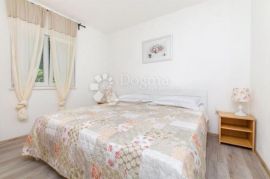 ROGOZNICA- PREDIVNA APARTMANSKA KUĆA 50M OD MORA, Rogoznica, Σπίτι