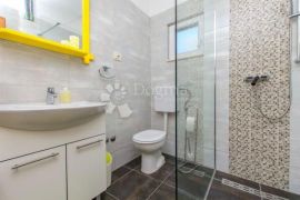 ROGOZNICA- PREDIVNA APARTMANSKA KUĆA 50M OD MORA, Rogoznica, Kuća