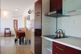 ROGOZNICA- PREDIVNA APARTMANSKA KUĆA 50M OD MORA, Rogoznica, Famiglia